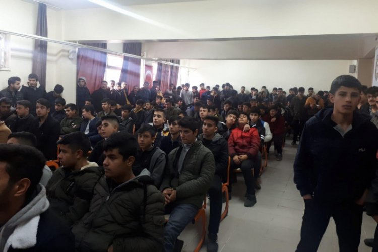 Mezun olduğu okulda s&ouml;yleşiye katıldı