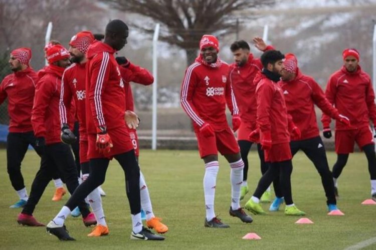 Sivasspor'da neşeli idman, halay &ccedil;ektiler!