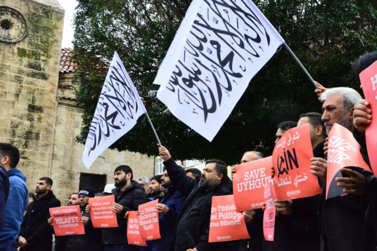 Doğu T&uuml;rkistan'daki zul&uuml;m i&ccedil;in protesto