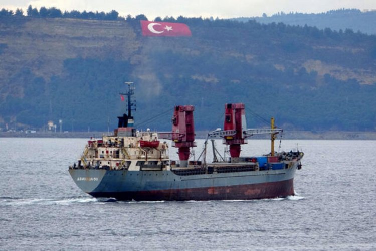 Rus askeri kargo gemisi &Ccedil;anakkale Boğazı'ndan ge&ccedil;ti