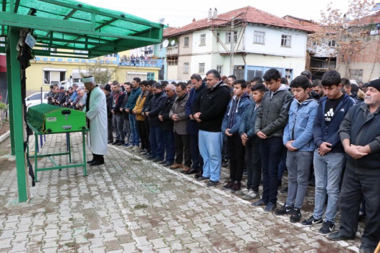 Durağa dalan otomobil dehşetinde &ouml;len 3 kişi de toprağa verildi