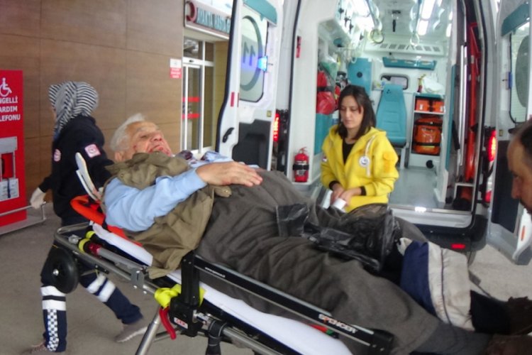 Bursa'da lambaların yanmadığı kavşakta 3 ara&ccedil; bir birine girdi: 1 yaralı