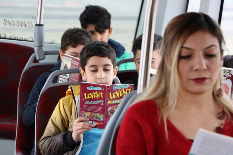 &Ouml;ğrenciler halk otob&uuml;slerinde farkındalık i&ccedil;in kitap okudu