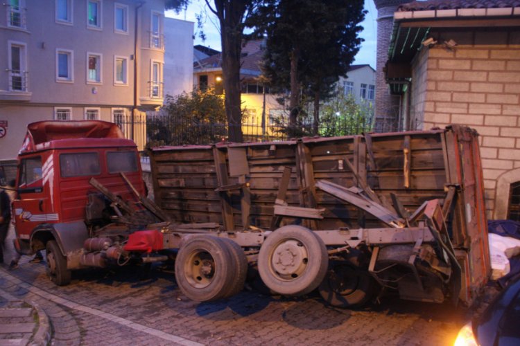İplik y&uuml;kl&uuml; kamyonetin kasası devrildi