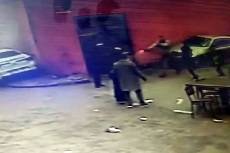 Husumetlisini k&uuml;&ccedil;&uuml;k &ccedil;ocuğun g&ouml;z&uuml; &ouml;n&uuml;nde kurşuna dizdi