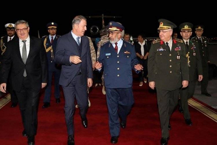 Bakan Akar ve Orgeneral Yaşar G&uuml;ler Katar'da
