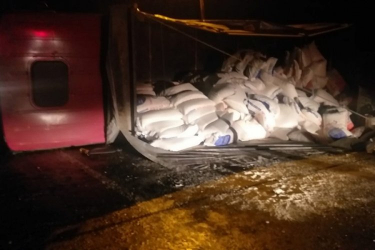 Sinop'ta un y&uuml;kl&uuml; tır devrildi