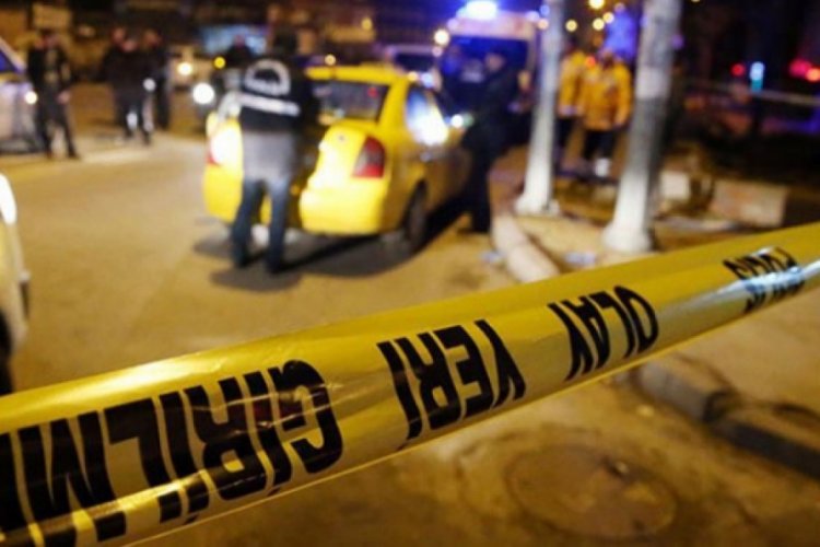 Alışveriş merkezinde bı&ccedil;aklı silahlı kavga