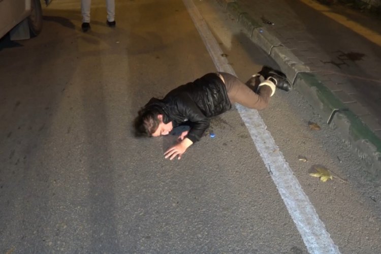 Bursa'da genç kadını seyir halindeki otomobilden attı!