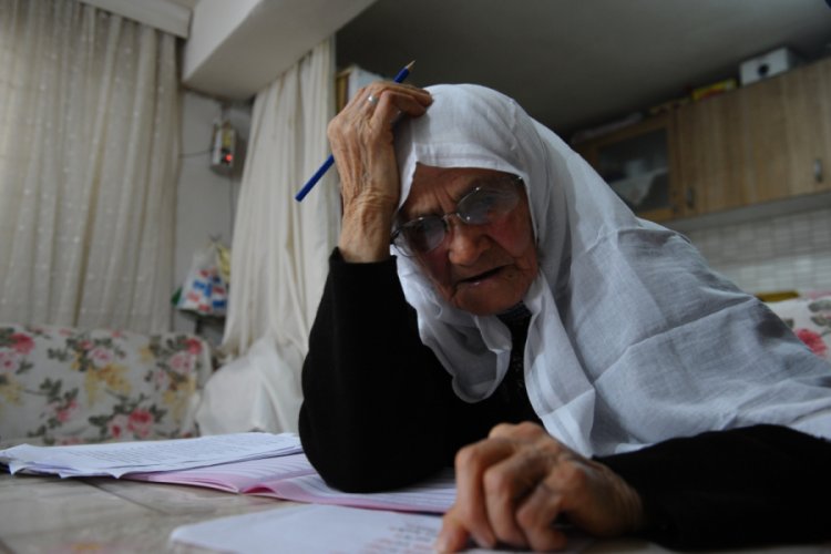 85 yaşında okuma yazma öğrenen Bursalı Şahizar Teyze'yi cumhurbaşkanı misafir etti