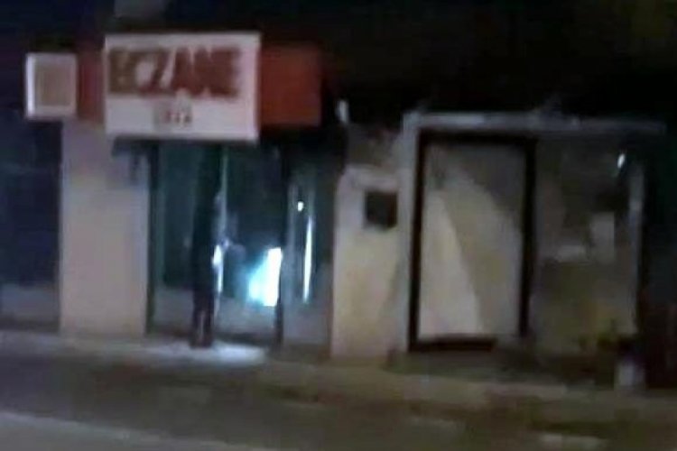 Eczane camını kırarken kameraya yakalandı
