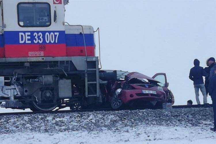 Kars'ta tren kazası: 3 &ouml;l&uuml;, 3 yaralı