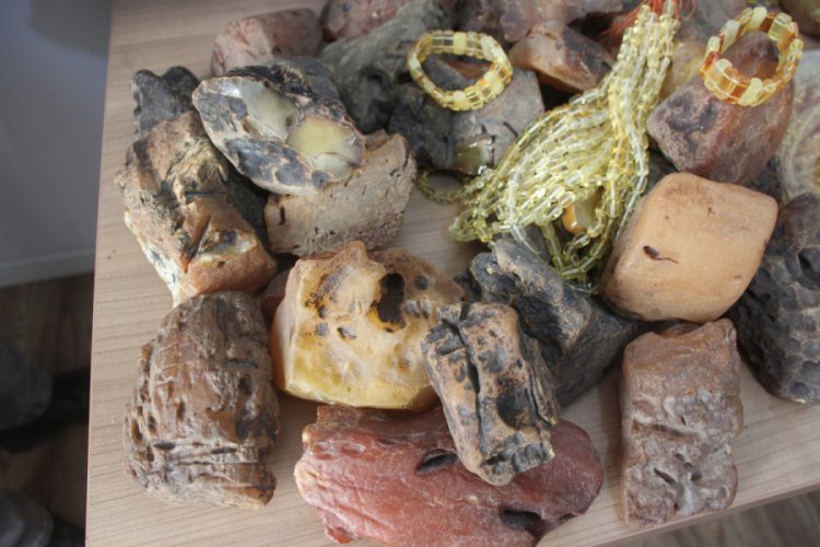 28 kilogram ağırlığında kehribar taşı ele ge&ccedil;irildi
