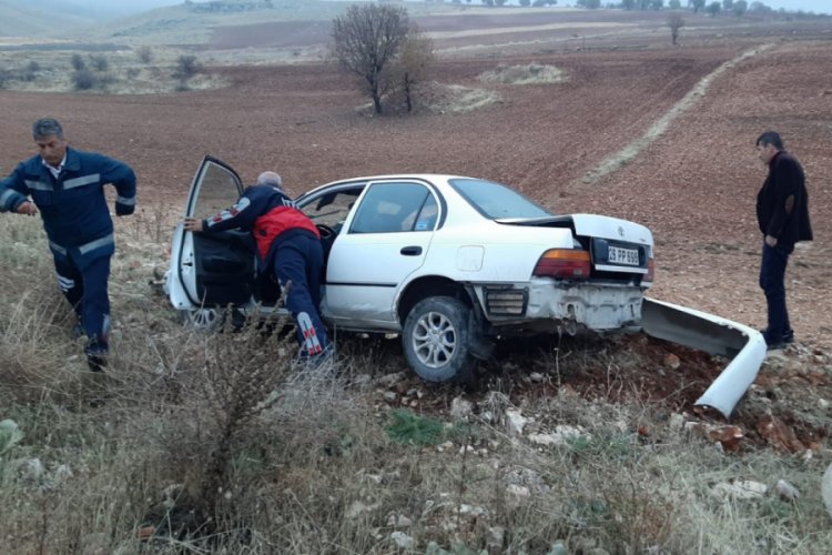 Otomobil şarampole yuvarlandı