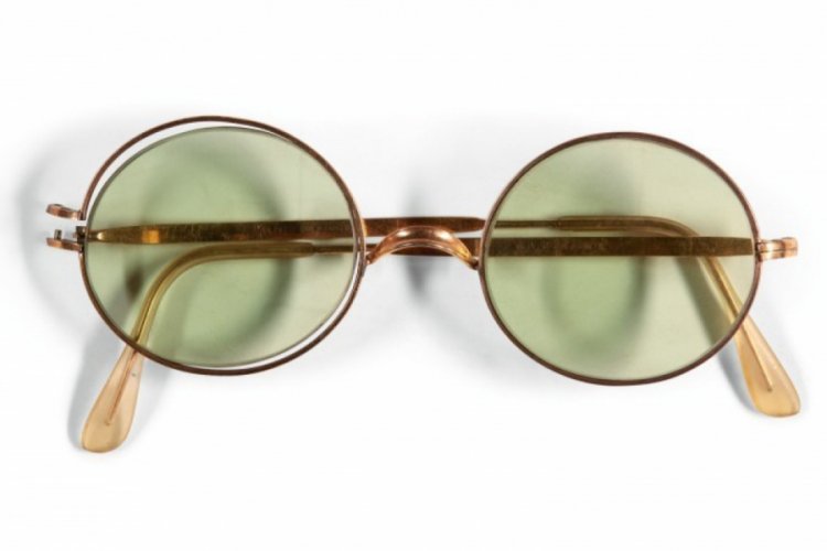 John Lennon'un g&ouml;zl&uuml;ğ&uuml; satıldı