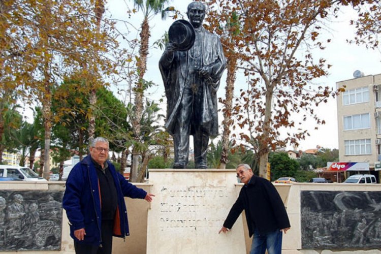 Atat&uuml;rk Anıtı'na &ccedil;irkin saldırı