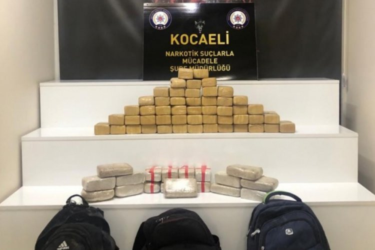 Otoyolda durdurulan ara&ccedil;ta 35 kilo esrar &ccedil;ıktı
