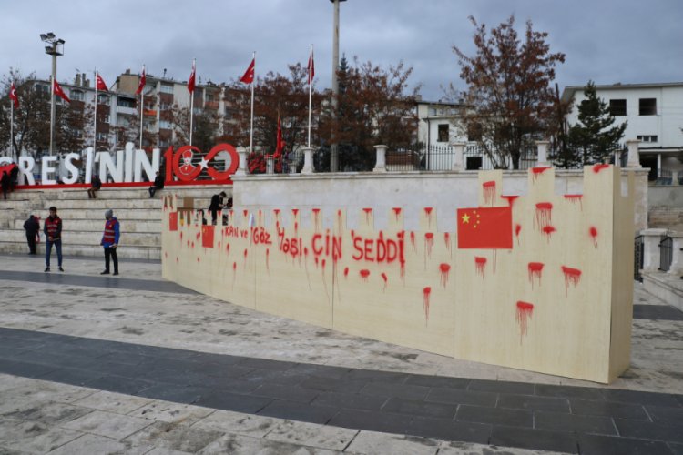 Protesto i&ccedil;in '&Ccedil;in seddi'ni yıktılar
