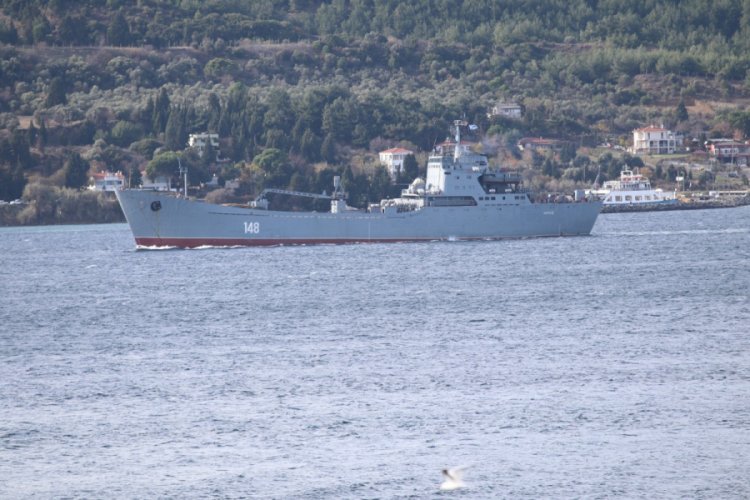 Savaş gemileri &Ccedil;anakkale Boğazından ge&ccedil;ti
