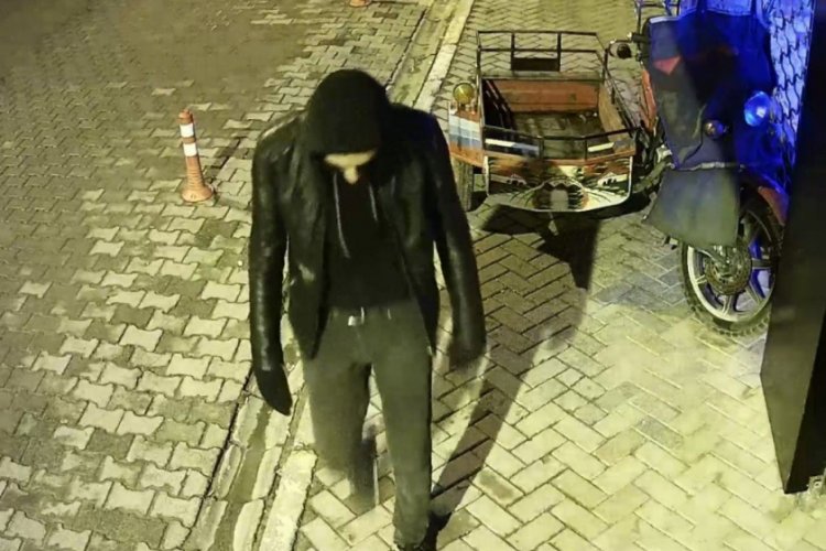 Camı kırıp, y&uuml;zlerini sakladılar