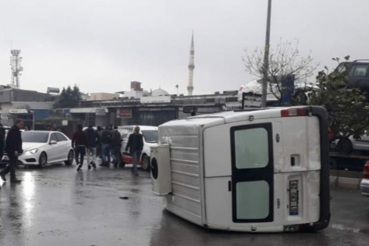 Kontrols&uuml;z &ccedil;ıkan pikap, minib&uuml;s&uuml; devirdi