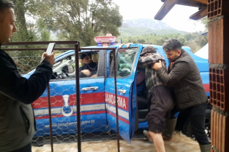 Sel sonucu evde mahsur kalan aile kurtarıldı