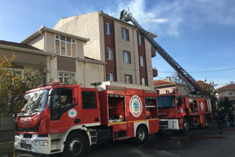 Apartmanın &ccedil;atısında &ccedil;ıkan yangın korkuttu