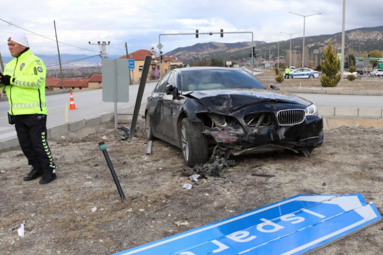 Kavşakta otomobiller &ccedil;arpıştı