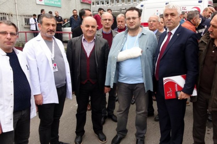 Doktora darp: El bileği ve parmakları kırıldı