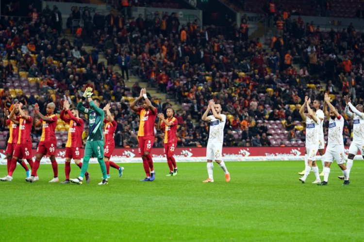 Taraftarlar iki takımı da trib&uuml;ne &ccedil;ağırdı