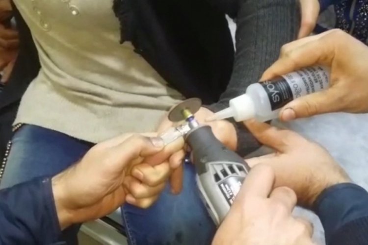 Gen&ccedil; kadının parmağına sıkışan y&uuml;z&uuml;k kesilerek &ccedil;ıkarıldı