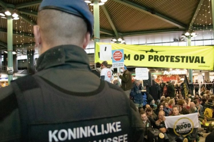 Hollanda'da iklim protestocuları havaalanını işgal etti