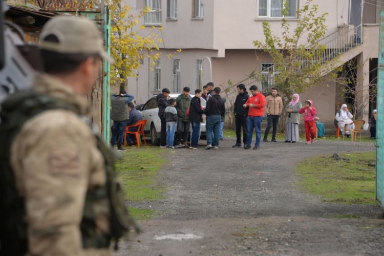 Boşanan &ccedil;iftin aileleri kavga etti: 12 yaralı