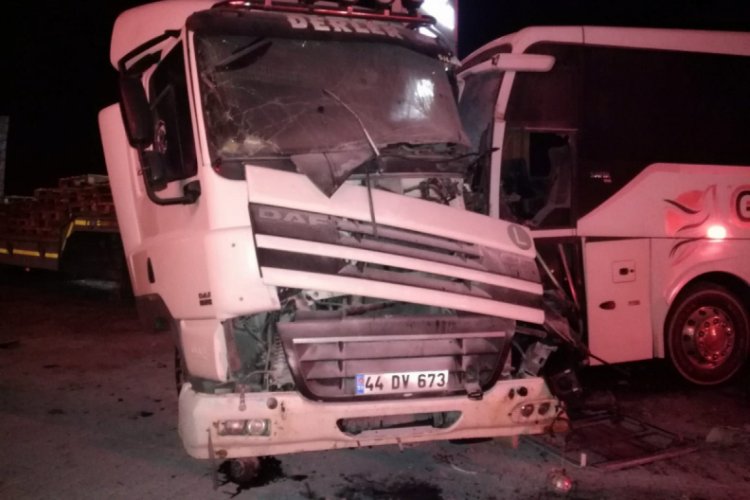 Yolcu otobüsü ile kamyonet çarpıştı: 2 yaralı