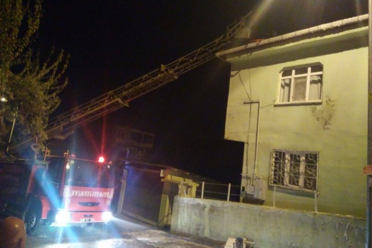 Korkutan yangın b&uuml;y&uuml;meden s&ouml;nd&uuml;r&uuml;ld&uuml;