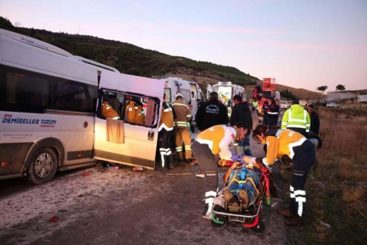 İş&ccedil;ileri taşıyan minib&uuml;s ile vin&ccedil; &ccedil;arpıştı: 12 yaralı