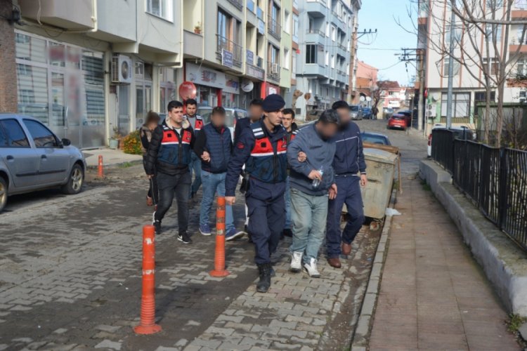 Kamyonetin i&ccedil;ine ka&ccedil;ak g&ouml;&ccedil;men sakladılar