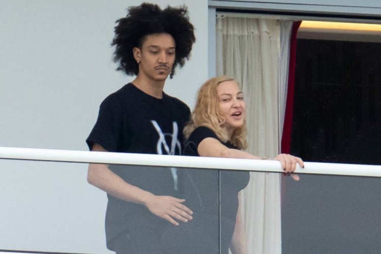 Madonna, dans&ccedil;ı sevgilisiyle g&ouml;r&uuml;nt&uuml;lendi