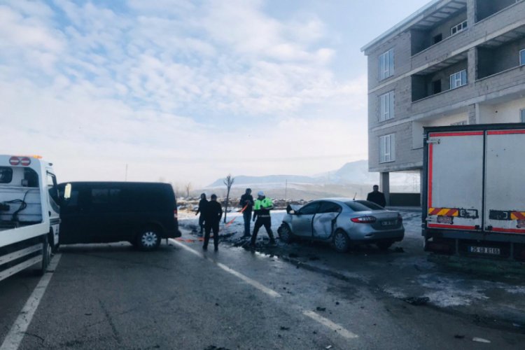 Otomobil ile minib&uuml;s kafa kafaya &ccedil;arpıştı