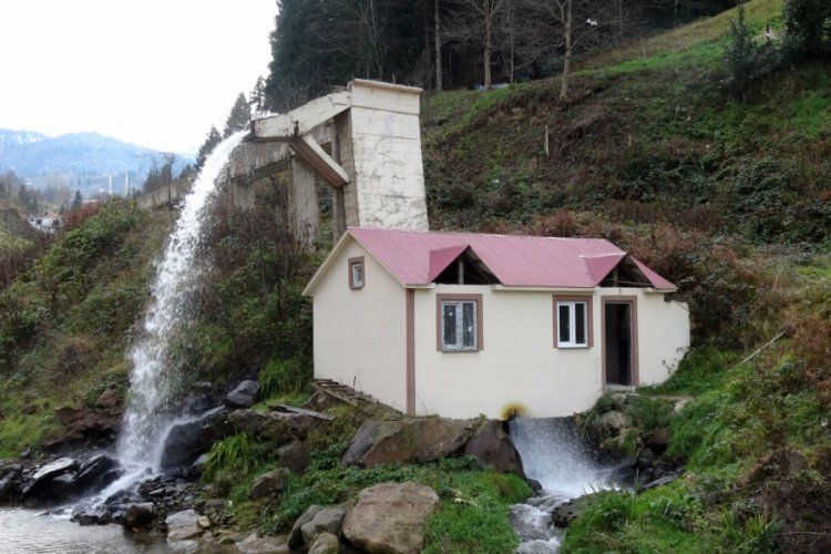 Değirmende &uuml;retilen elektrik camiyi aydınlatıyor