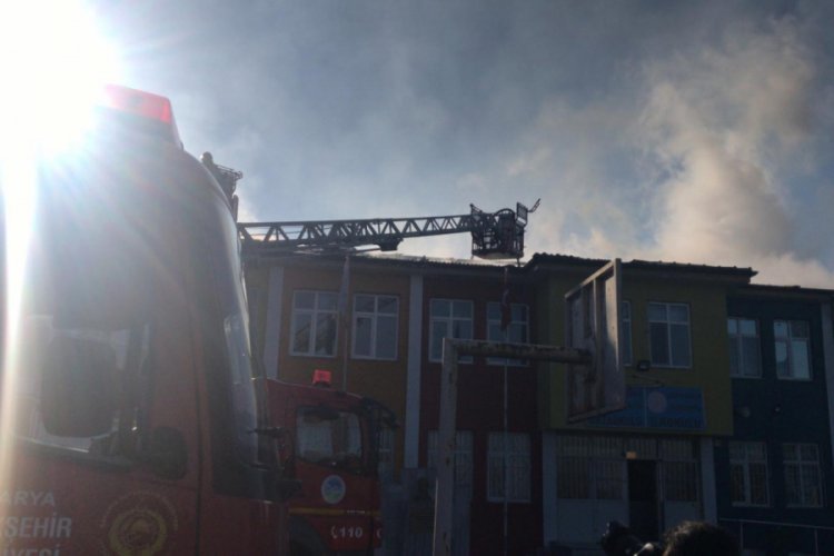 &Ccedil;atısı yanan okul tahliye edildi