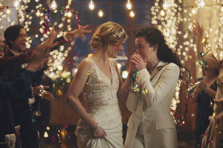 Eş cinsel reklamları kaldıran Hallmark &ouml;z&uuml;r diledi