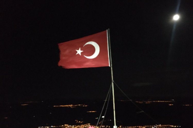Bin 840 metre y&uuml;kseklikte T&uuml;rk bayrağını değiştirdiler