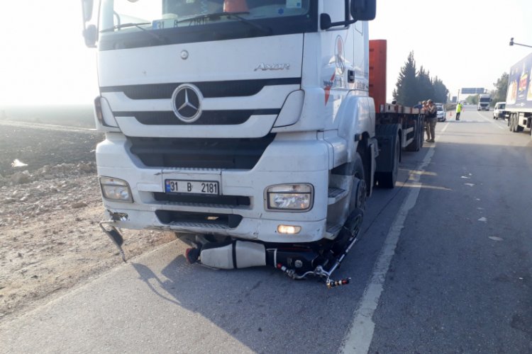 TIR'ın altında kalan motosiklet s&uuml;r&uuml;c&uuml;s&uuml; hayatını kaybetti