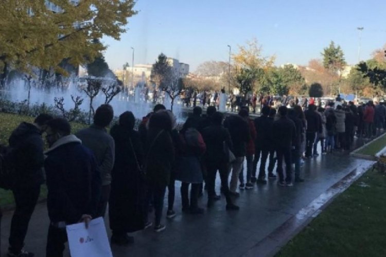İBB'nin &ouml;n&uuml;nde metrelerce kuyruk oluştu