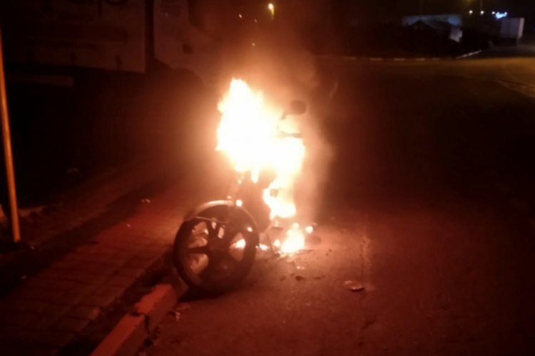 Bursa'da&nbsp;çaldıkları motosikleti benzini bitince yaktılar