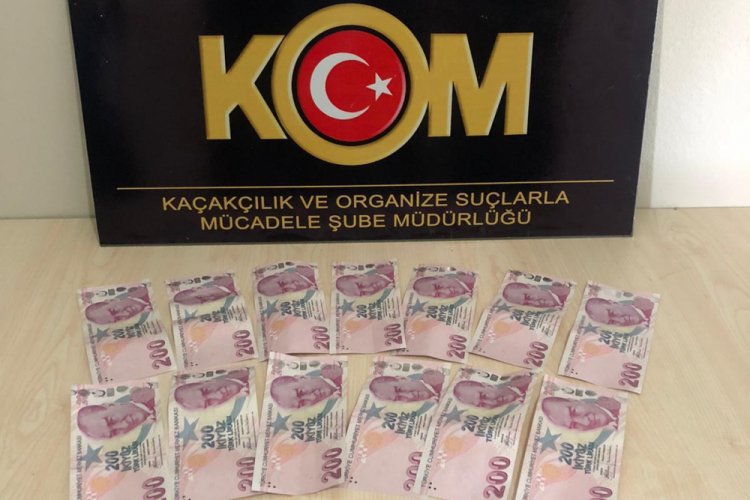 Polisi g&ouml;r&uuml;nce sahte paraları atarak ka&ccedil;maya &ccedil;alıştı