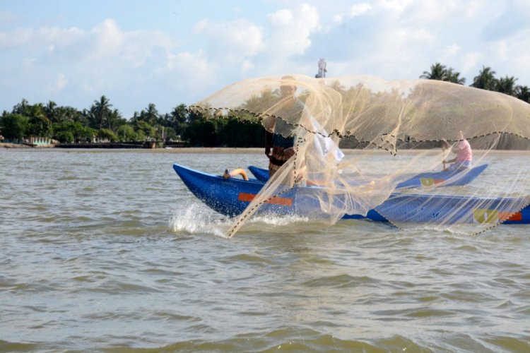 Sri Lanka'ya balık&ccedil;ı teknesi dağıtıldı