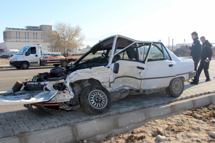 İki otomobilin &ccedil;arpıştığı kazada 4 kişi yaralandı