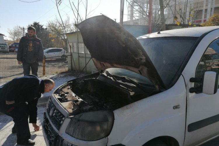 Yangın &ccedil;ıkan aracı itfaiye k&uuml;l olmaktan kurtardı